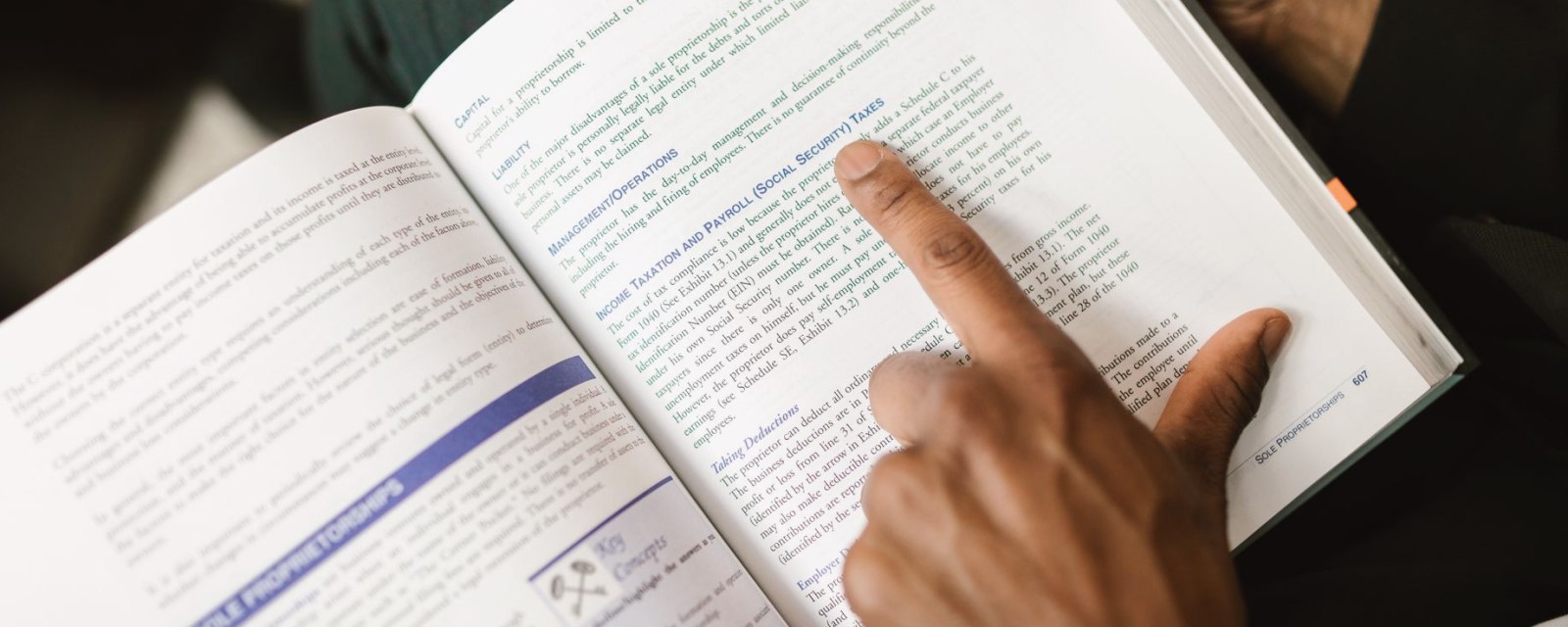 Deltakere og instruktør går gjennom en trykt tekst med notater i margen.